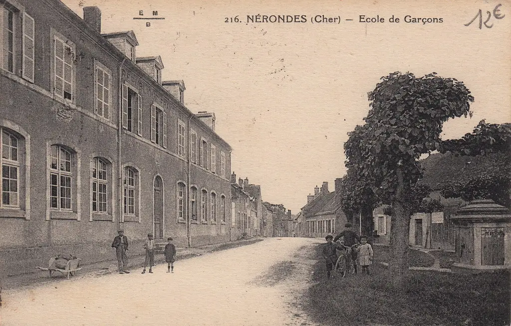 216. Nérondes (Cher) - Ecole de Garçons (c.1925)