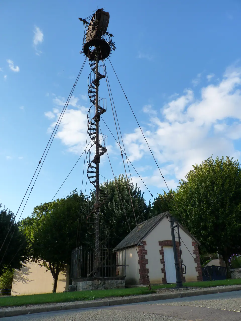Nogent-Le-Phaye Eolienne vue generale avec la pompe