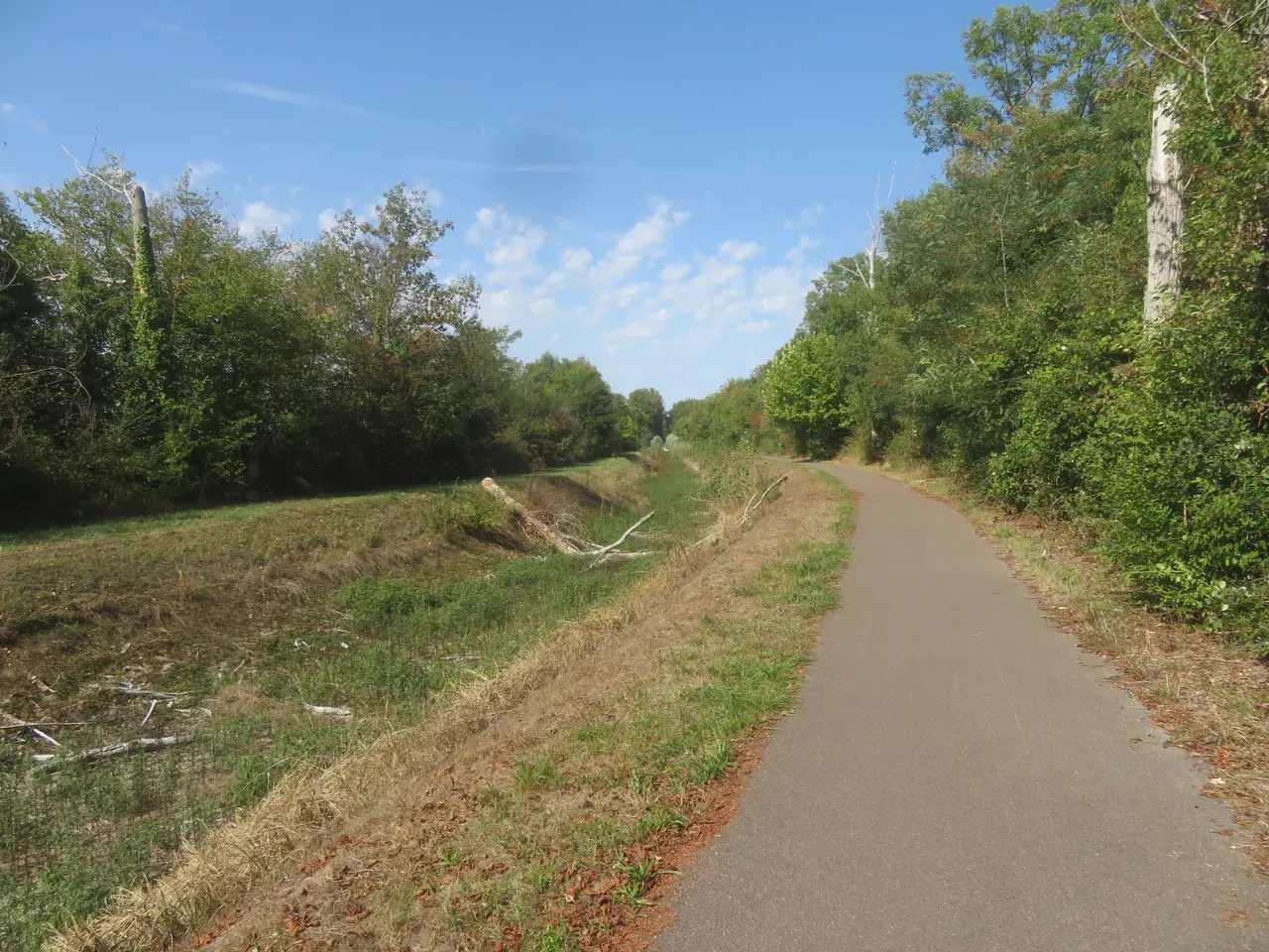 Voie verte du canal de Berry en amont de l'écluse de l'étourneau. Limite communale de Plaimpied-Givaudins et de Bourges