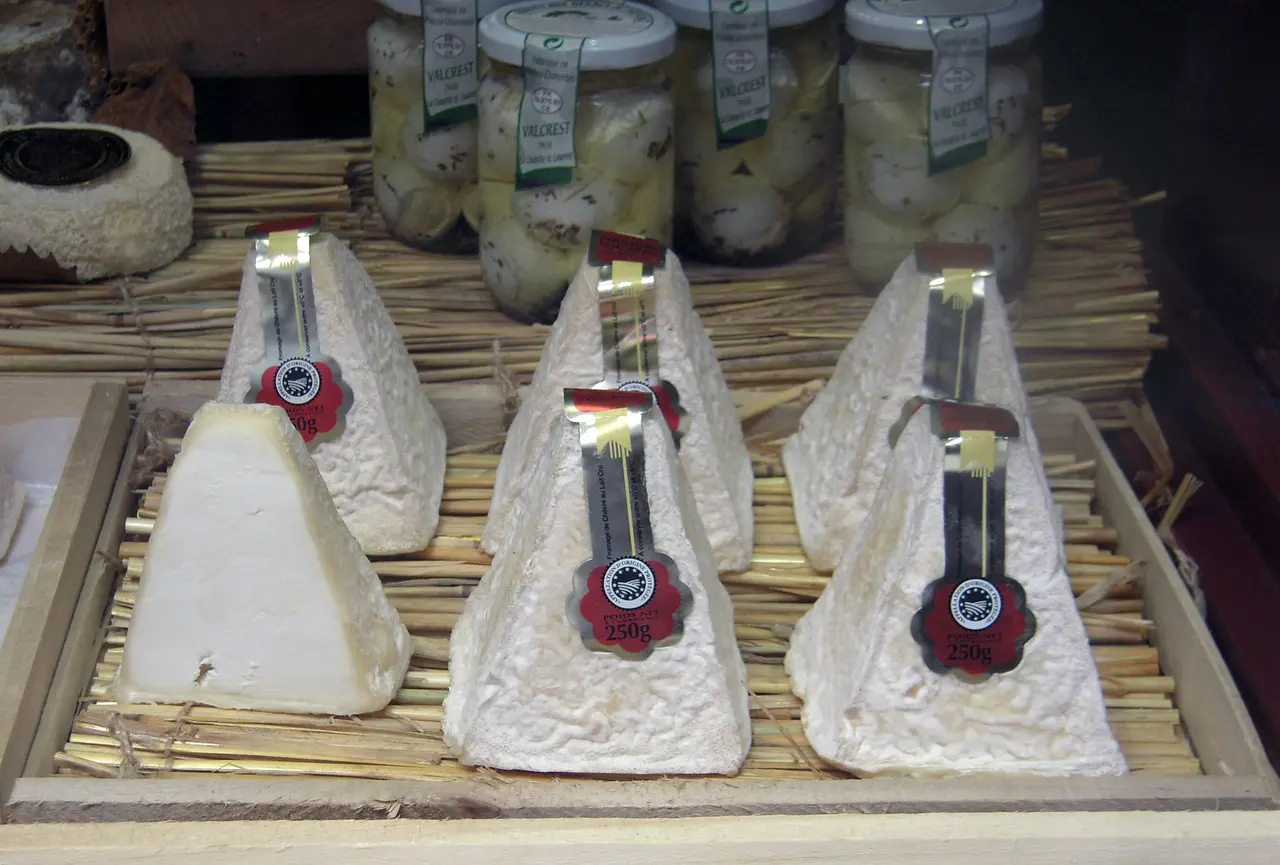 File:AOP Pouligny-saint-pierre fromage - artisanal.jpg