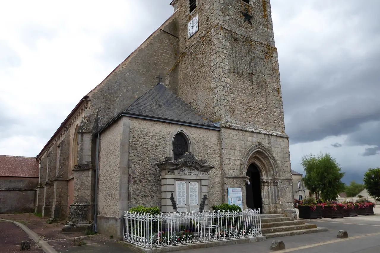 Monument aux morts portail église Saint-Denis Prunay-le-Gillon Eure-et-Loir France