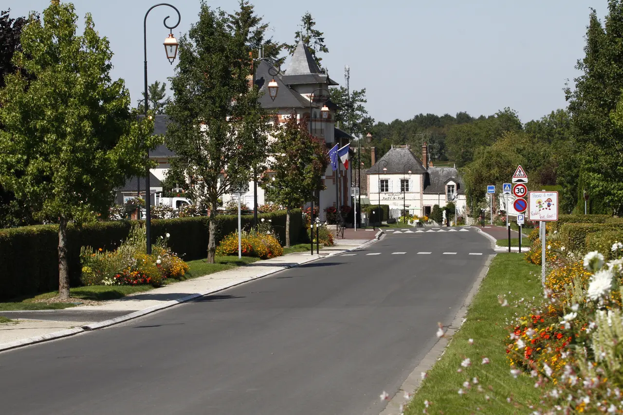File:Entrée du bourg de Quiers sur Bezonde.jpg