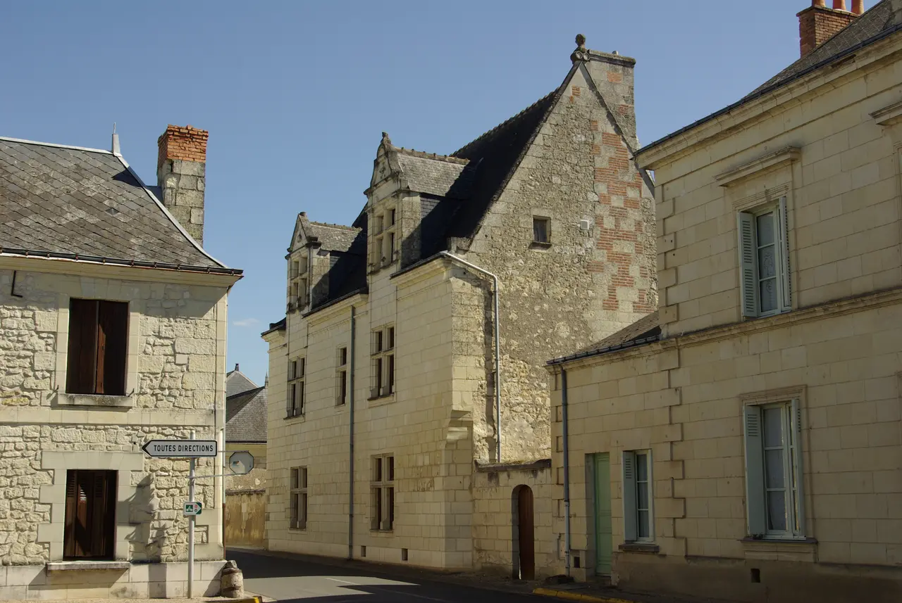 Hôtel, 4 rue de Lossay Restigné 1