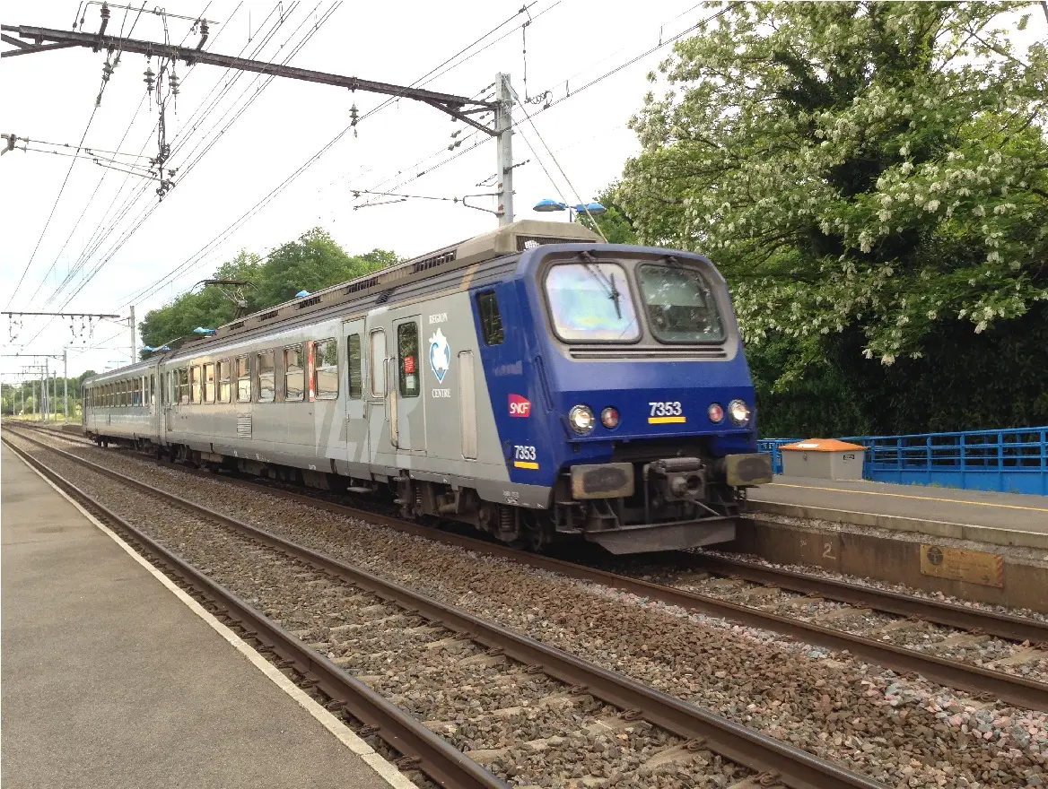 Un ter en gare de Saint-Cyr-en-Val