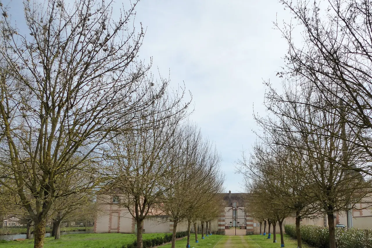 File:Entrée château Saint-Lubin-des-Joncherets bordé par l'Avre Eure-et-Loir France.jpg
