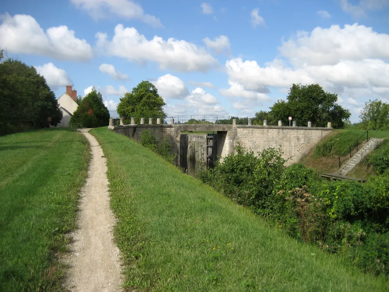 Canal d'Orléans, écluse de Machot. Saint-Maurice-sur-Fessard , France - panoramio