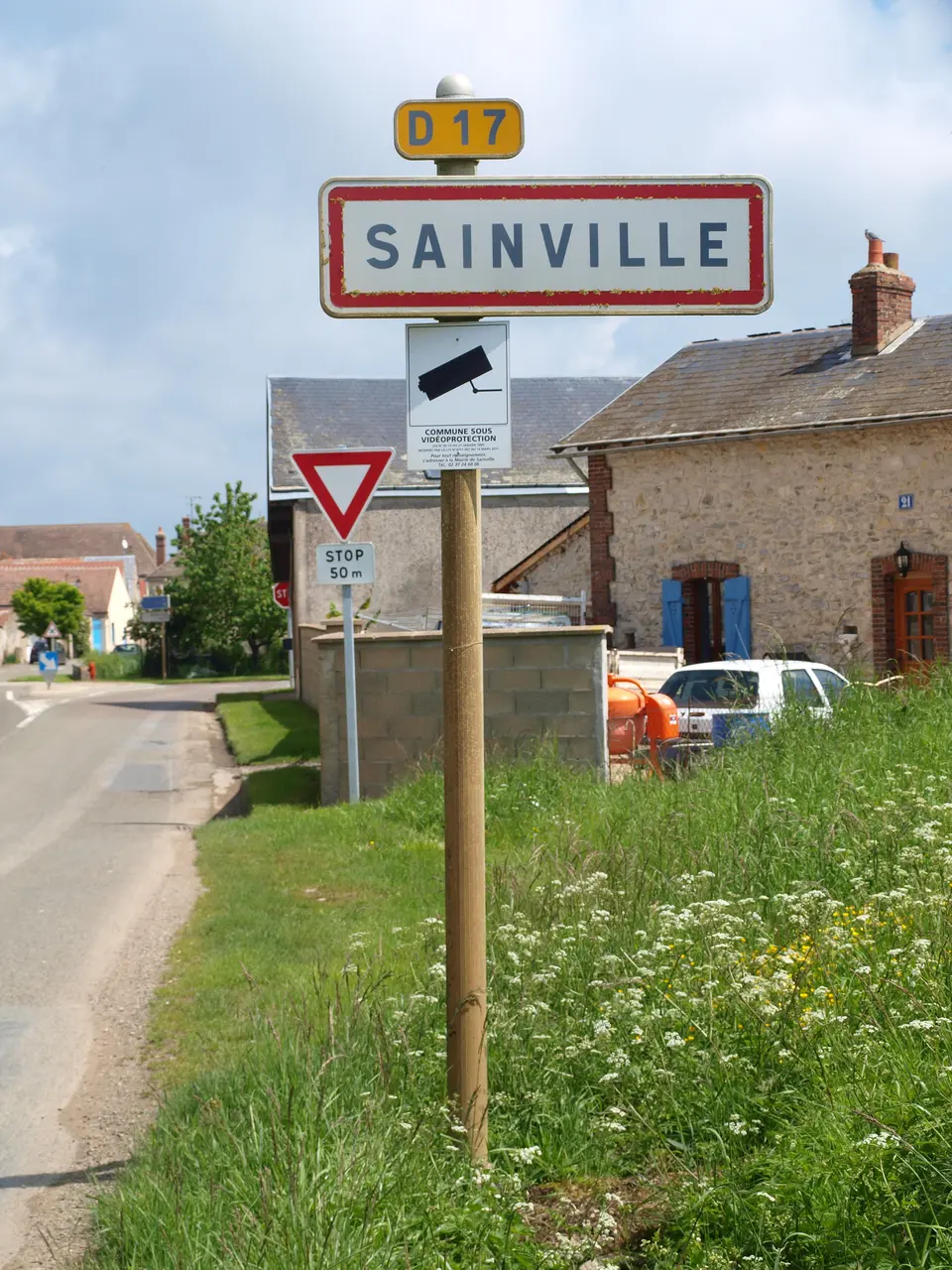 Sainville-FR-28-panneau-09