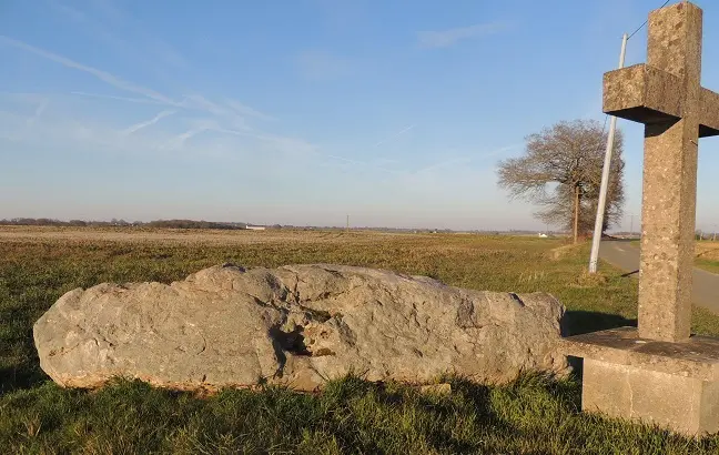 Savigny sur Braye Menhir tombe