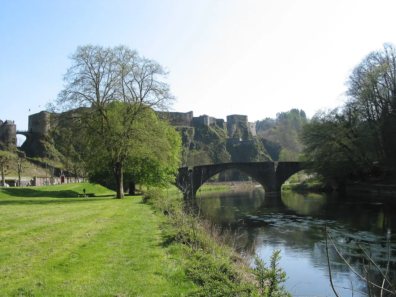 Bouillon (Belgique); le vieux pont sur la Semois et le château-fort (Xe–XVIe siècles)