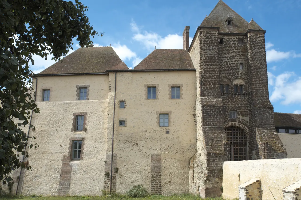 Senonches Château 711