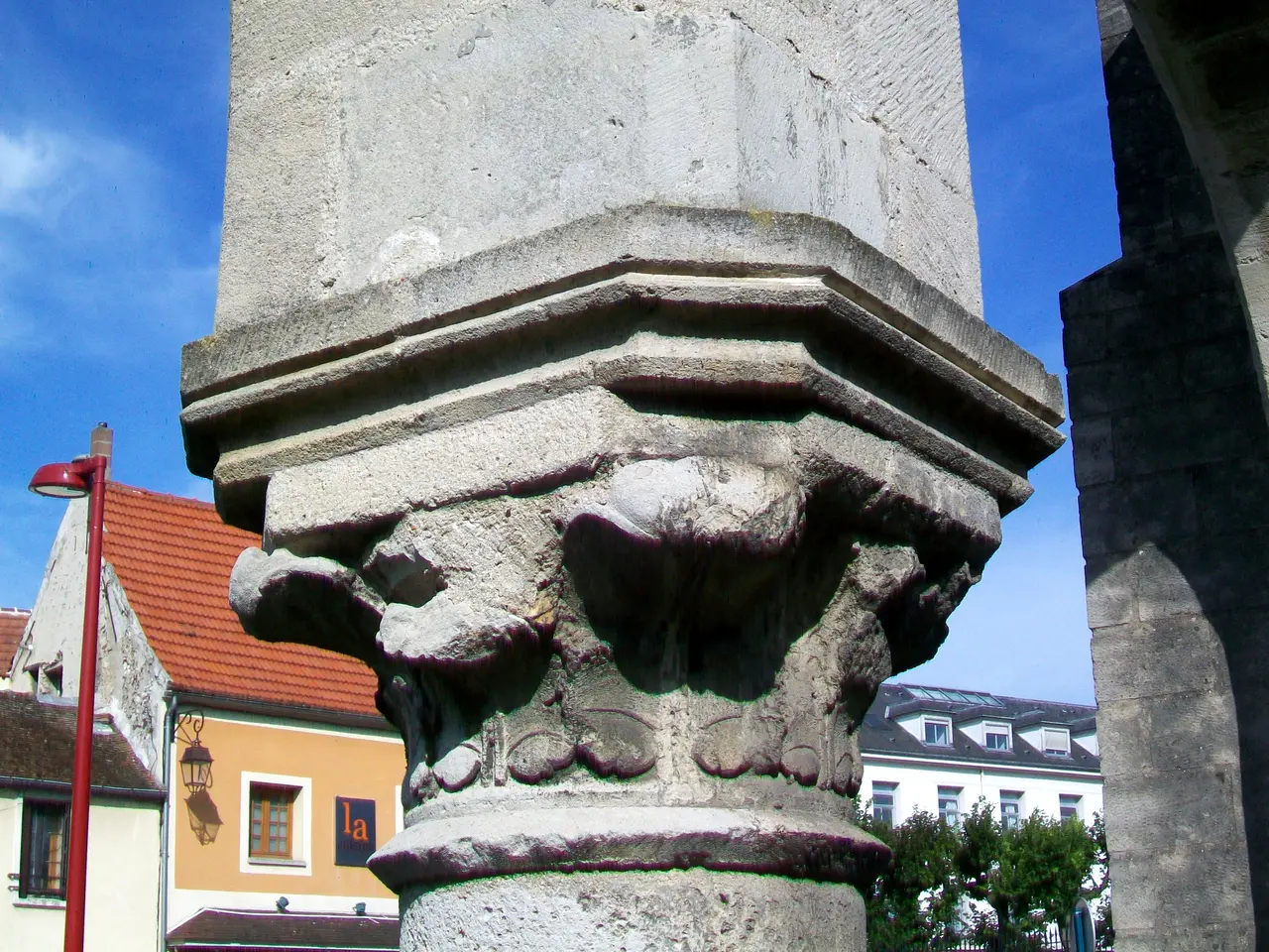 Gonesse (95), ruines de l'Hôtel-dieu, XIIIe s., chapiteau, rue de l'Hôtel-dieu et rue Pierre-de-Theillay (3)