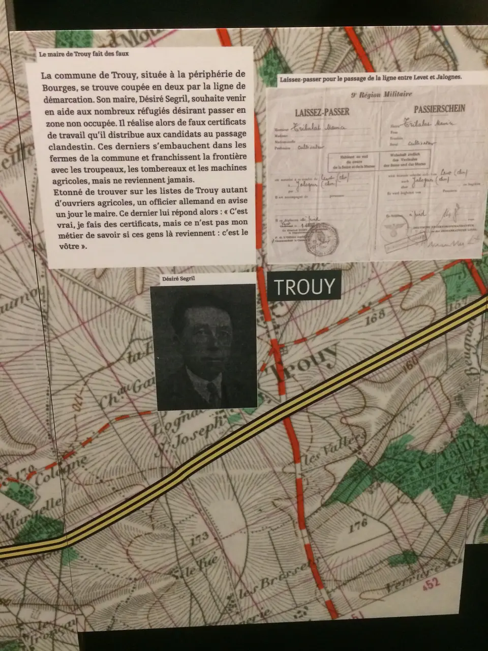 Photo de la ligne de démarcation au niveau de la ville de Trouy (Cher) avec l'article sur Mr Segril. Musée de la Résistance et de la Déportation de Bourges
