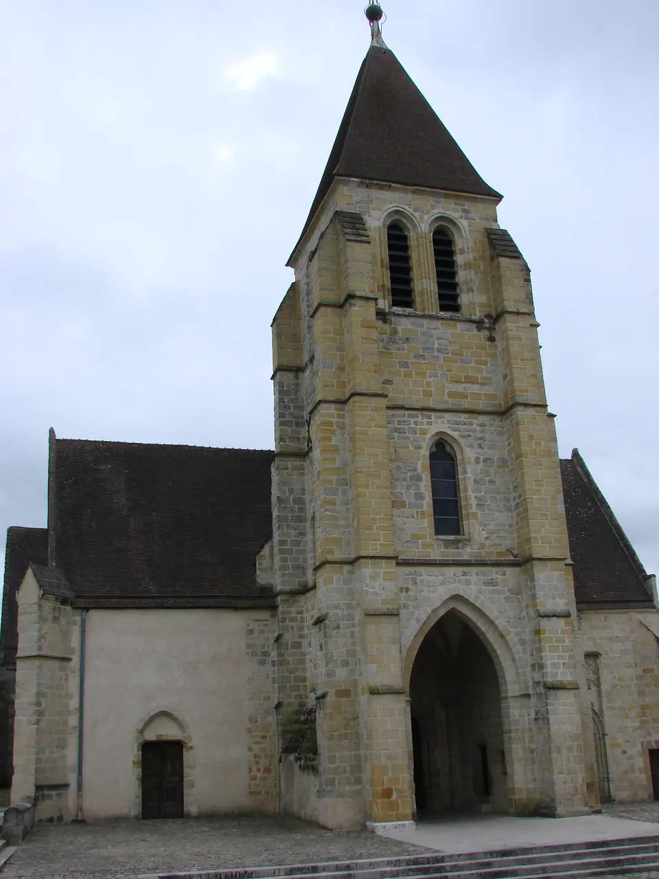 File:Eglise Notre-Dame de Vierzon 1.jpg
