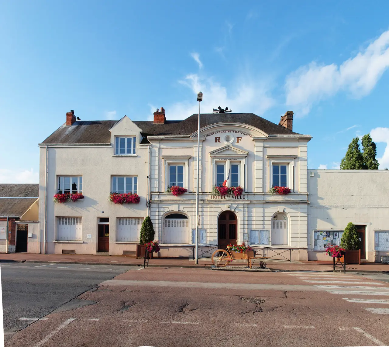 Villemandeur-FR-45-mairie-b1