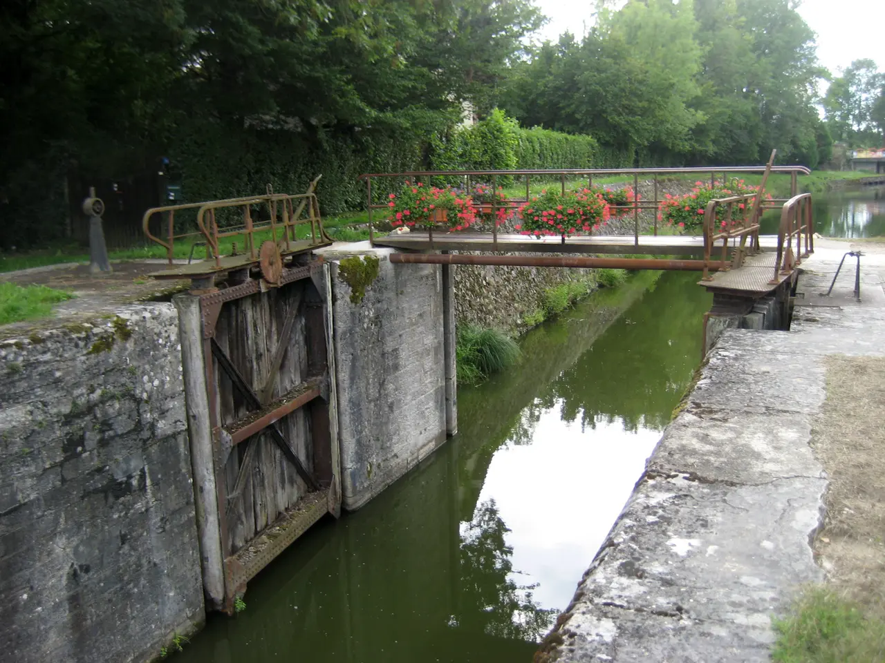 Canal d'Orléans , écluse de Vitry-aux-Loges. Vitry-aux-Loges , département du Loiret, France. - panoramio