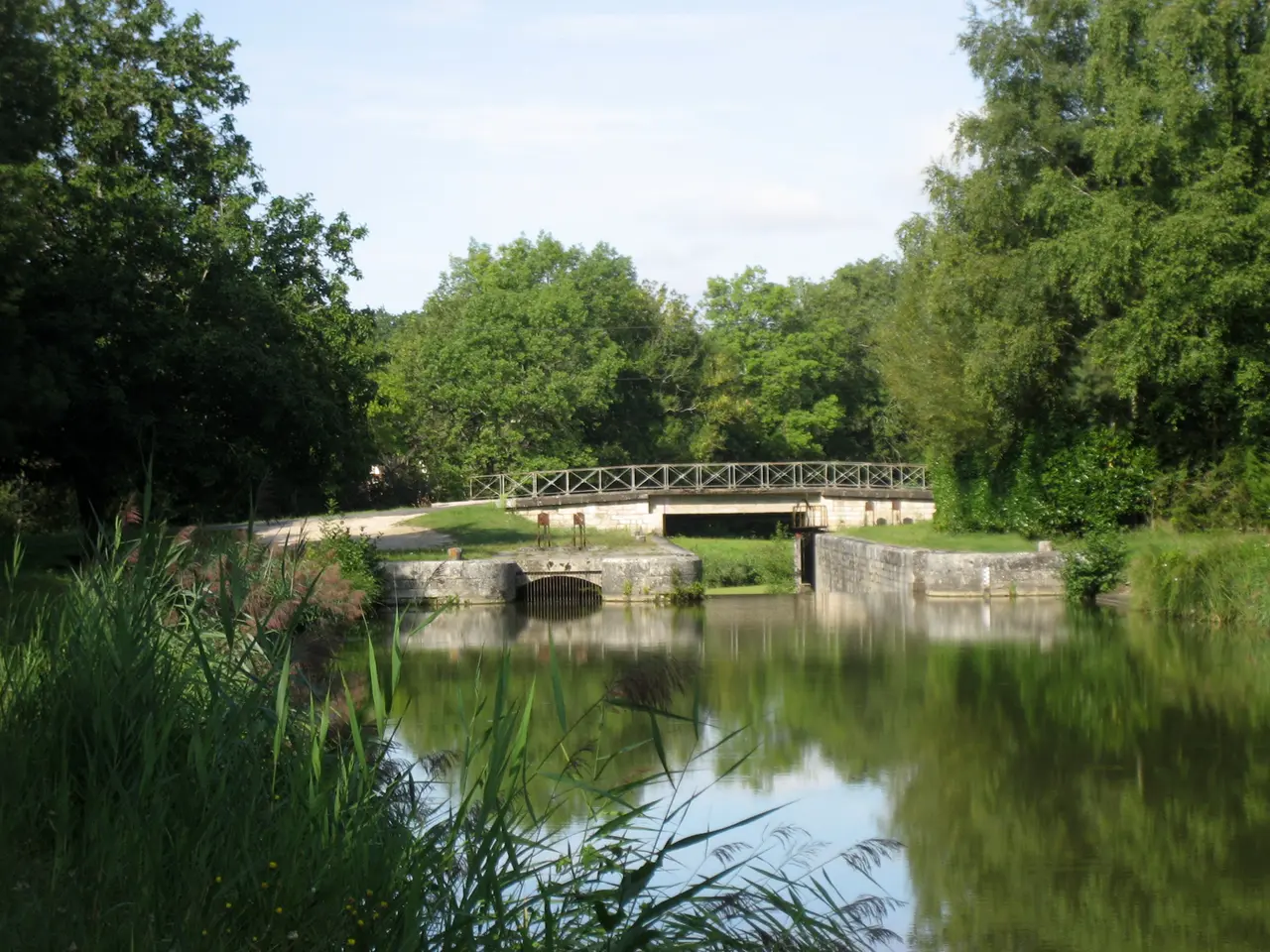 Canal d'Orléans , écluse du Gué Girault. Vitry-aux-Loges , département du Loiret, France. - panoramio (1)