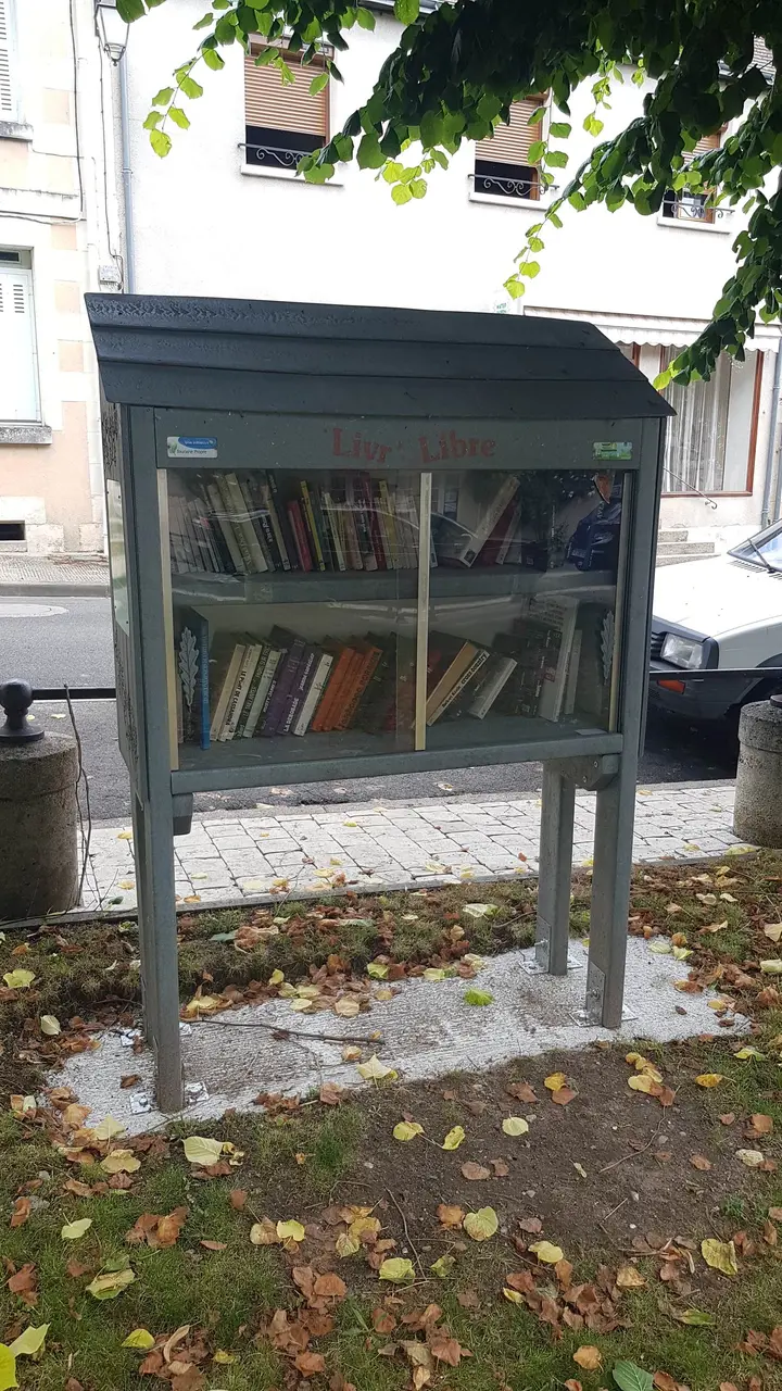 Yzeures-sur-Creuse - Place du 11 Novembre - boîte à livres