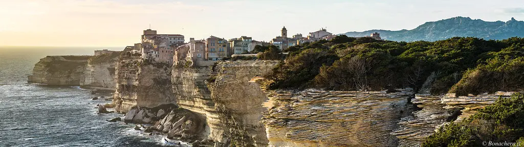 Panorama de la ville au soleil couchant..