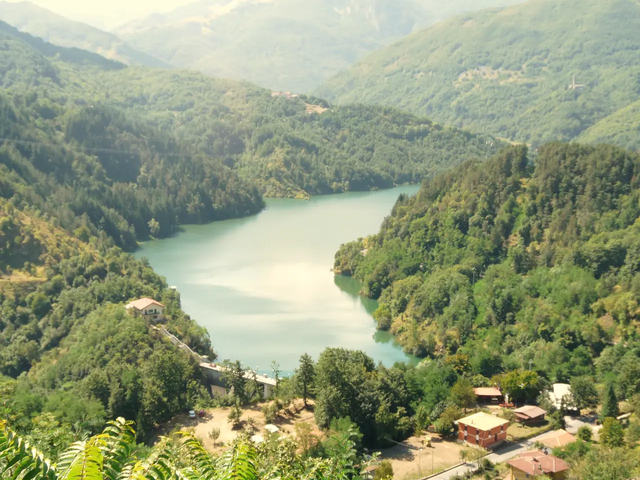 File:Minucciano-Castagnola-lago1.JPG