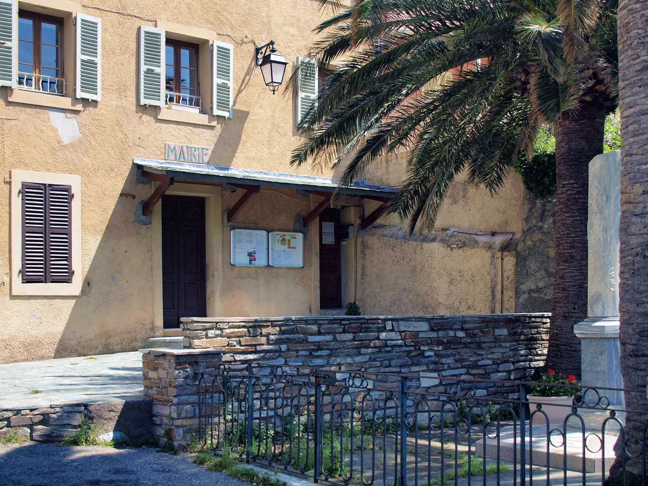 Santa-Maria-di-Lota Mairie et monument à Figarella