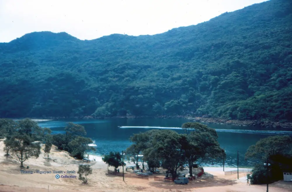 Ao Hồ - Photo by Gerald Sisco 1969-70