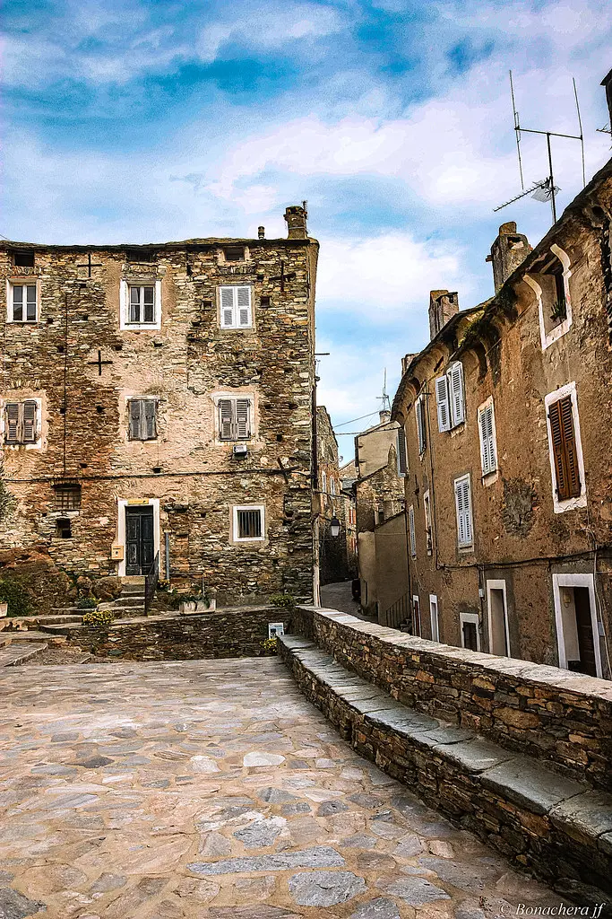 A Venzulà (Venzolasca) : dans les rues du village-01