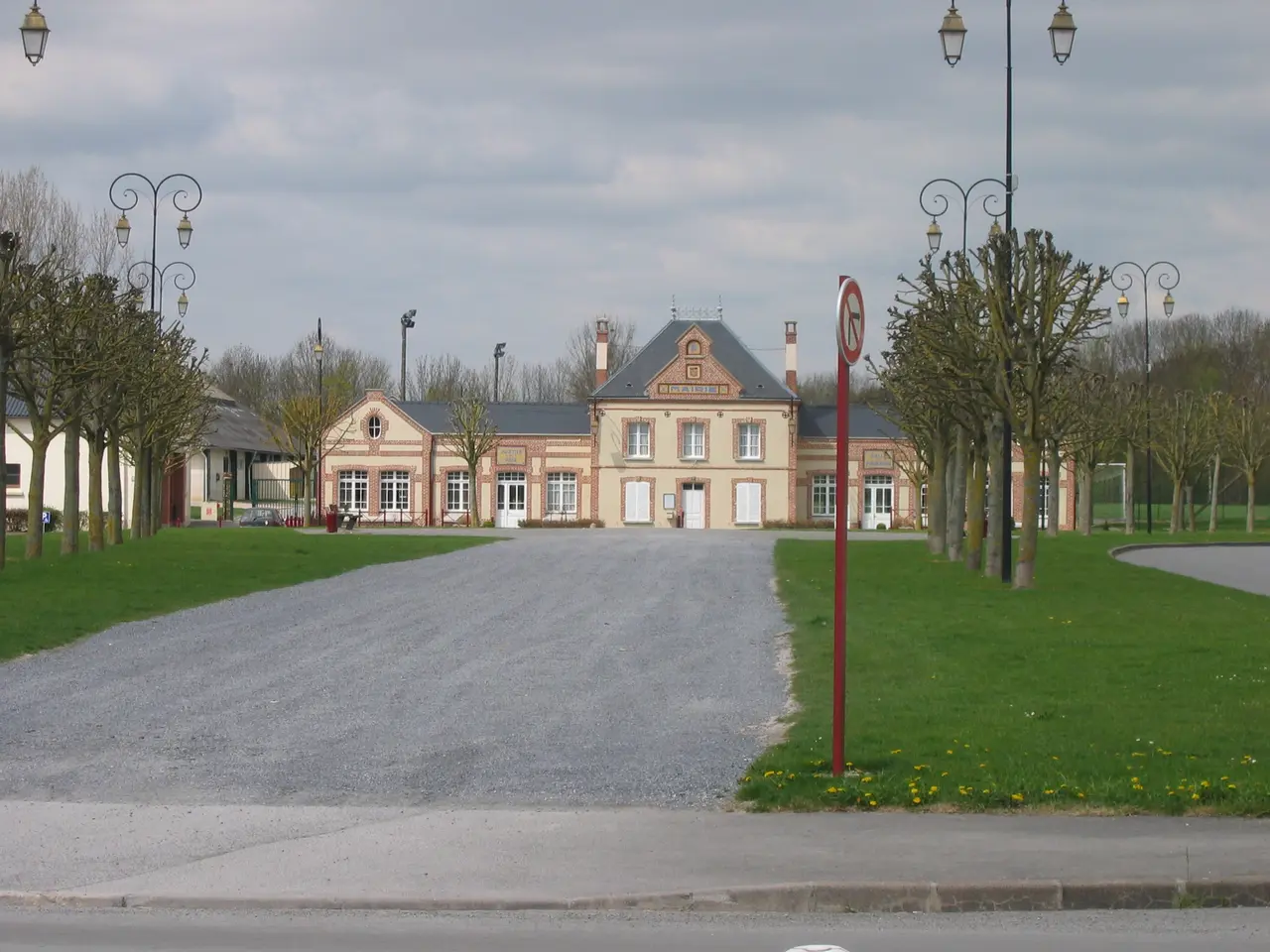 File:Mairie et place Asfeld Ardennes France.jpg