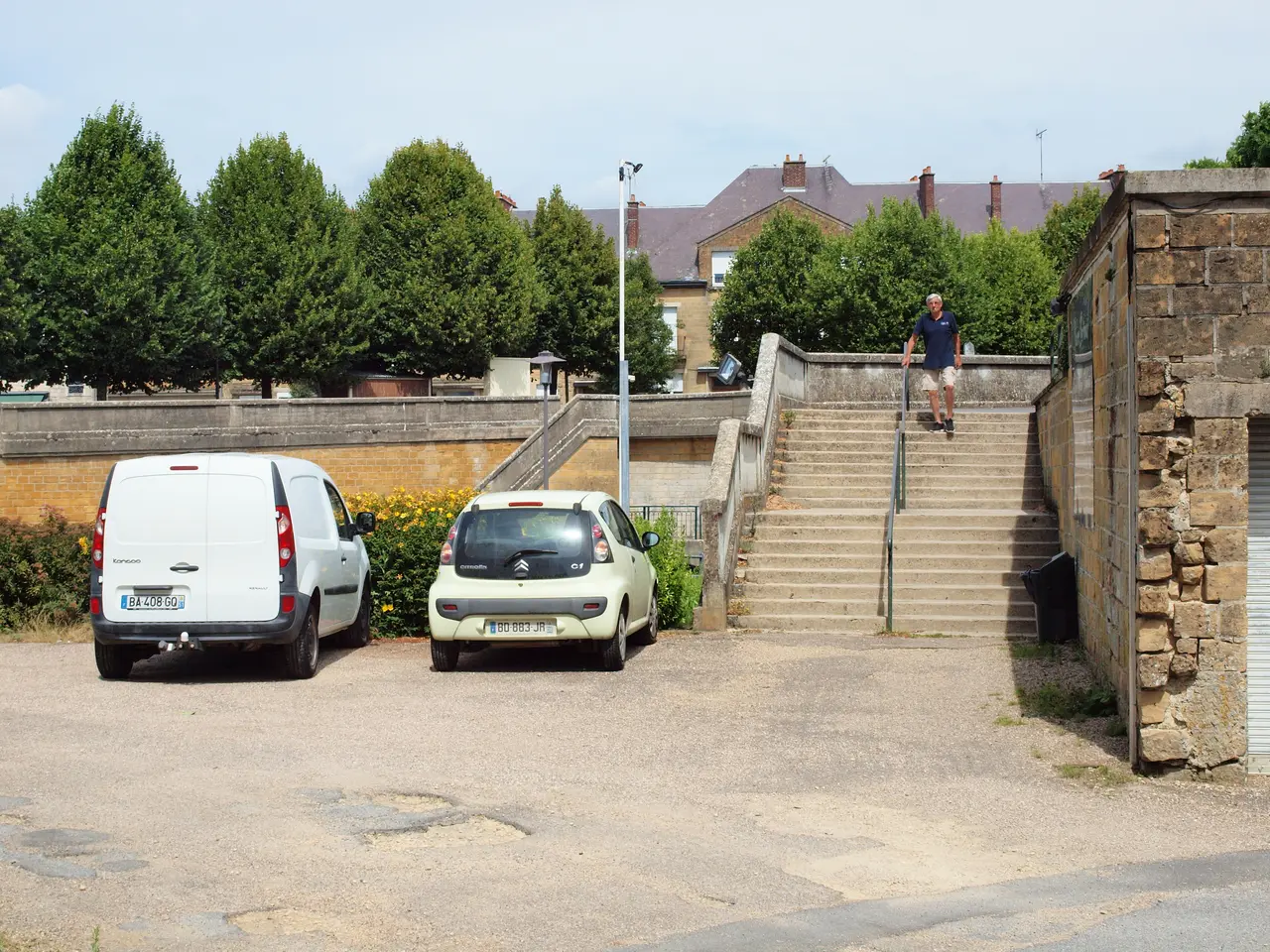 Le Chesne-FR-08-escalier du pont-a1
