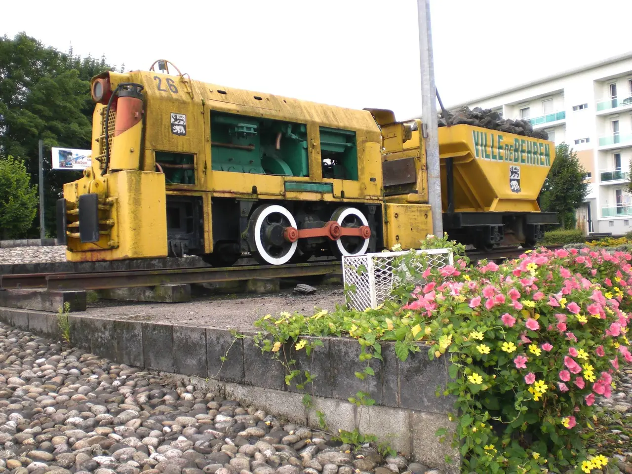 Grubenlok mit Kohlenwagen auf Verkehrskreisel in Behren-lès-Forbach, Frankreich