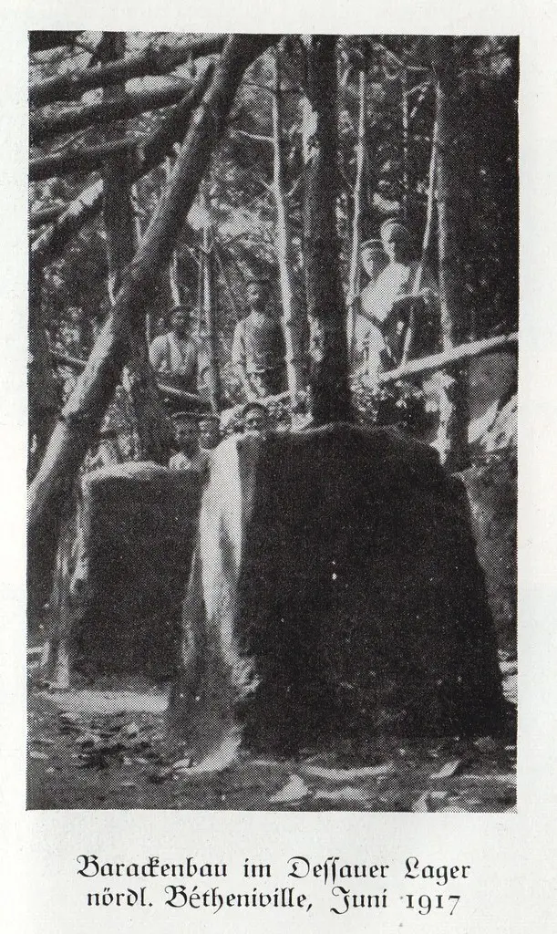 Barackenbau im Dessauer Lager nördl. Bétheniville, Juni 1917