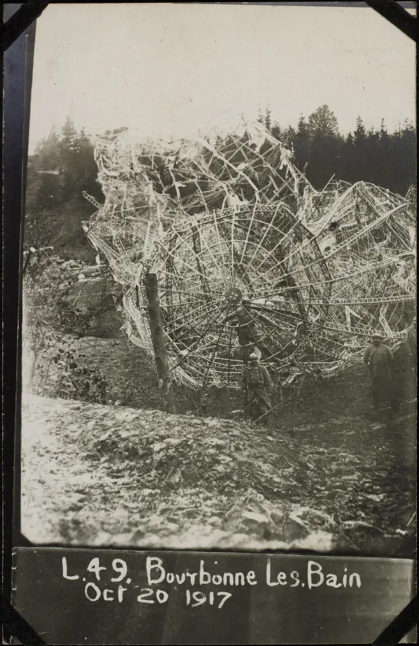 Zeppelin, which fell at Bourbonne les Bain. It caught fire after descending / Zeppelin, qui est tombé à Bourbonne-les-Bains. Il a pris feu en tombant