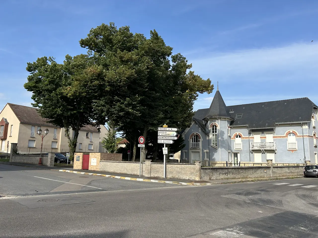 Bourgogne-Fresne - rue de la Libération, au croisement de l'avenue du Général de Gaulle