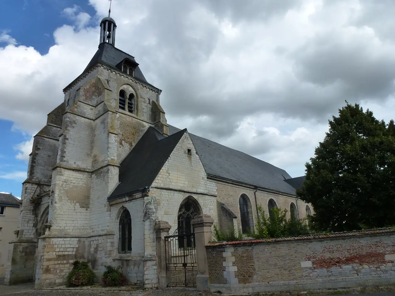 Château-Porcien (Ardennes) église Saint-Thibault, vue latérale