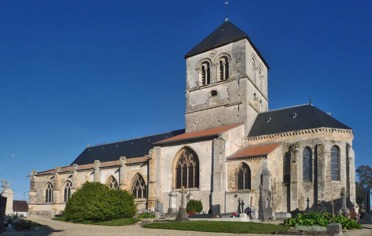 Vue générale de l'église Saint-Martin à Courtisols