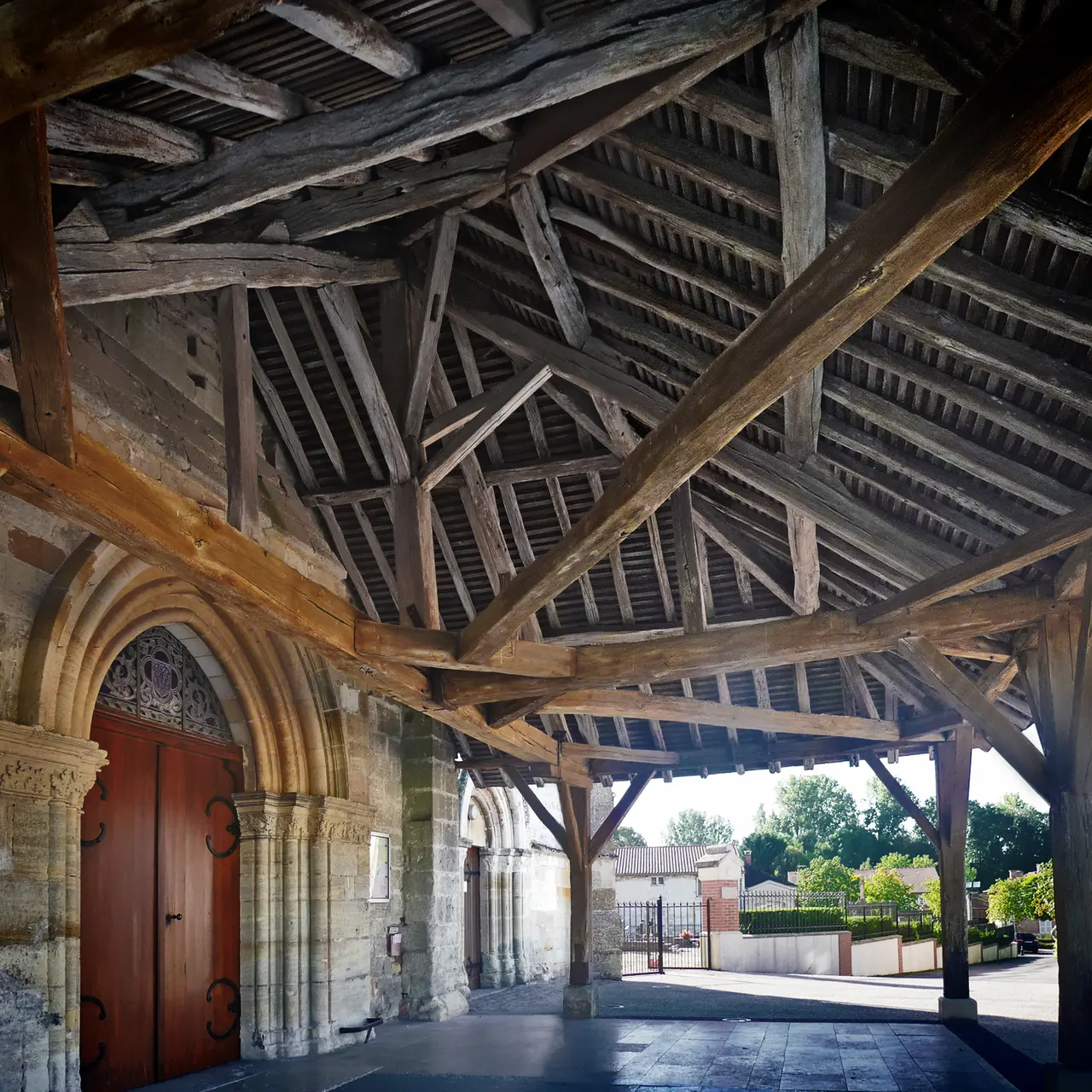 Vue du porche de l'église Saint-Martin à Courtisols