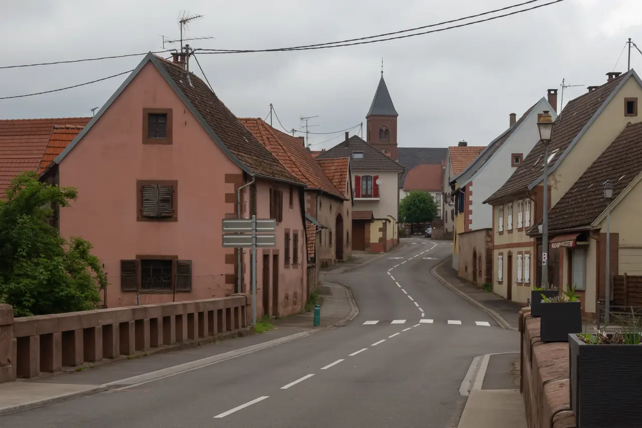 Dossenheim sur Zinsel, straatzicht met l'église simultanée Saint-Léonard IMG 5579 2023-05-09 10.00