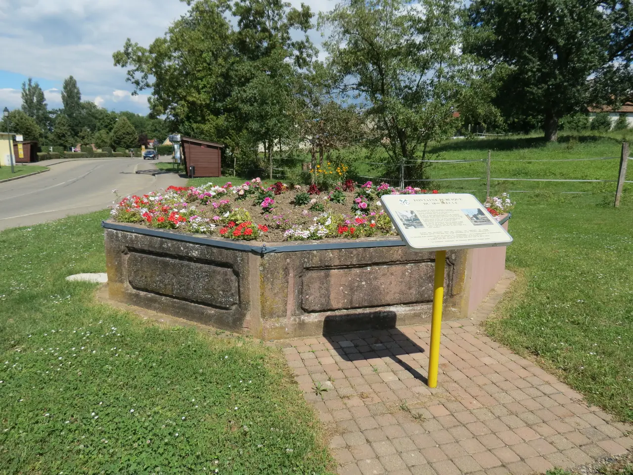 Fontaine publique 18ème siècle Eschentzwiller Haut-Rhin