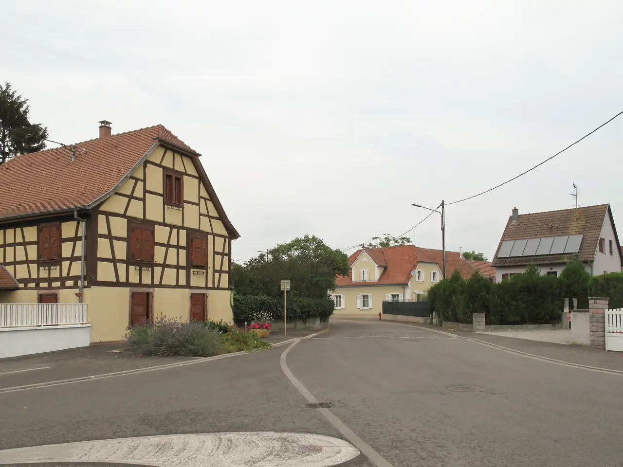 Fortschwihr, straatzicht Rue du Rhin foto1 2013-07-24 12.27
