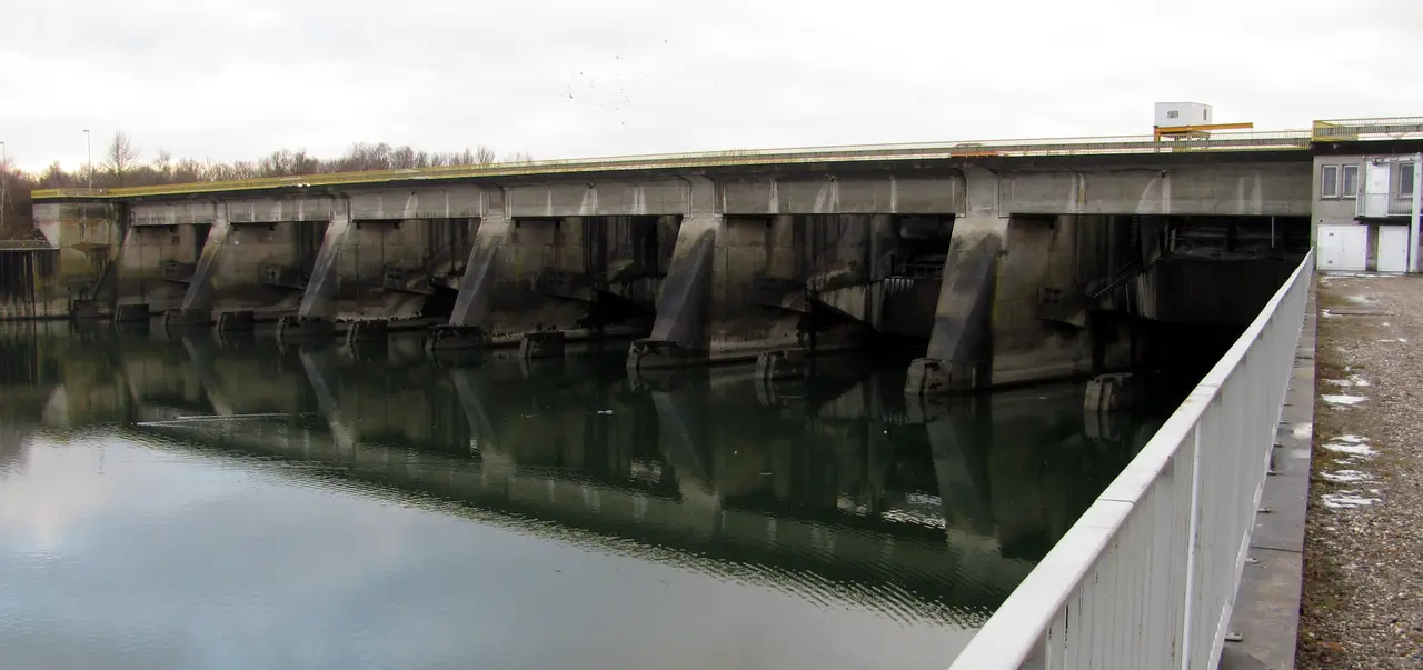 File:Weir gambsheim 201002018 2364 crop.jpg