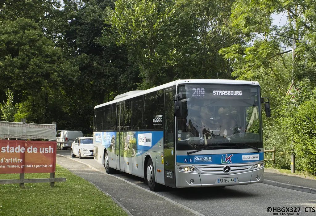 Mercedes-Benz Intouro II n°EZ-584-XA ex-LK Foell, appartenant désormais à LK Schmitt ? avec la livrée 'Navette Fleckenstein' sur la ligne 209 en direction de Strasbourg du réseau Fluo Grand Est 67 passant à Hangenbieten