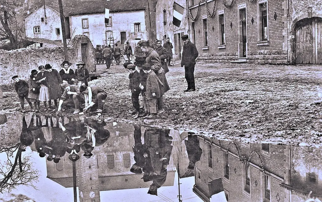 American soldiers [39th INF] washing their faces have an audience of children, Hettange Grande, Lorraine 11-24-18 NARA111-SC-42081-ac