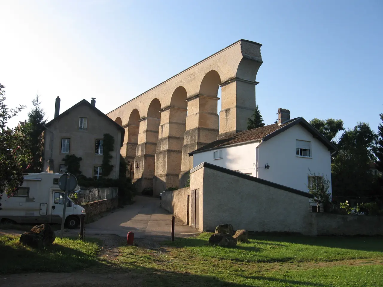 File:Roman aqueduct (Jouy-aux-Arches).jpg