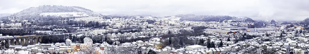 Un TER Lorraine franchit le viaduc de Knutange, enjambant la vallée de la Fensch sous la neige; 30 janvier 2015.