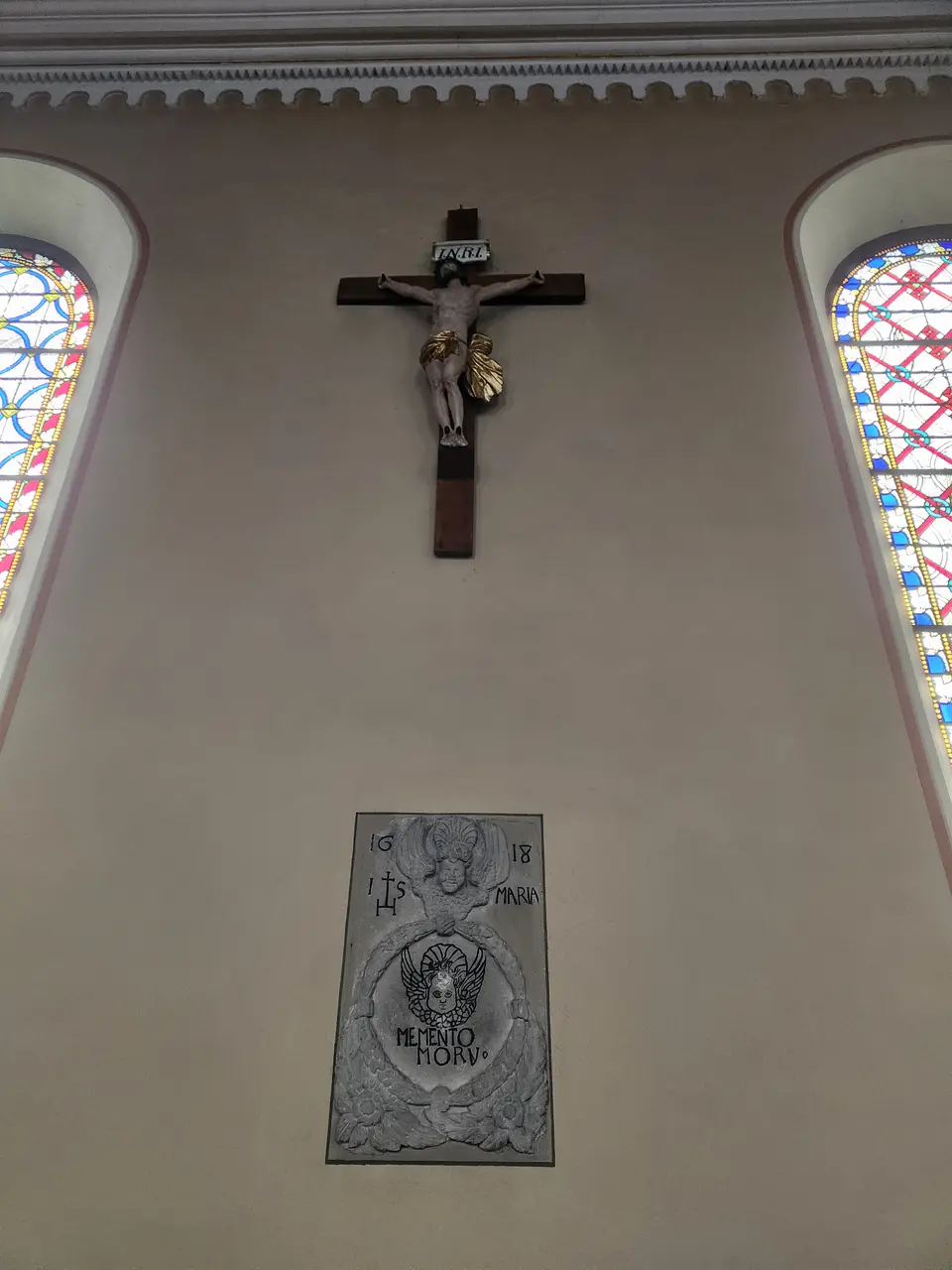 Vieille pierre tombale surmontée d’un crucifix – Église Sainte-Libaire de La Broque