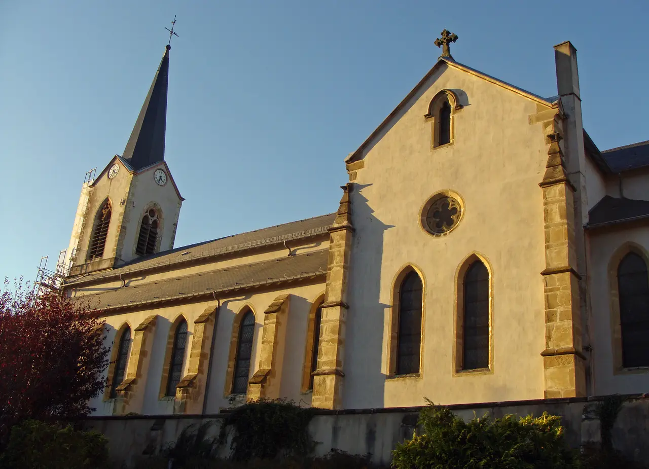 Église Saint-Magne de Longeville-lès-Saint-Avold (vue latérale)