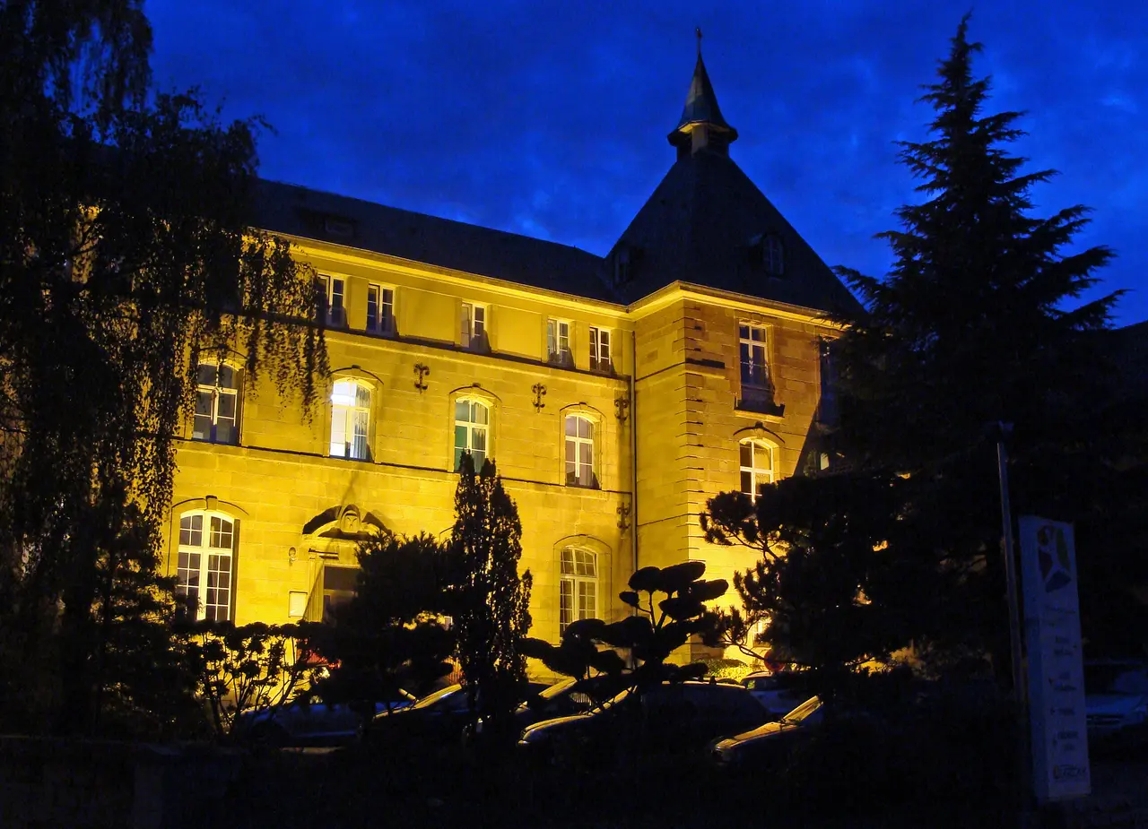 Abbaye Saint-Martin des Glandières de Longeville-lès-Saint-Avold, vue de nuit