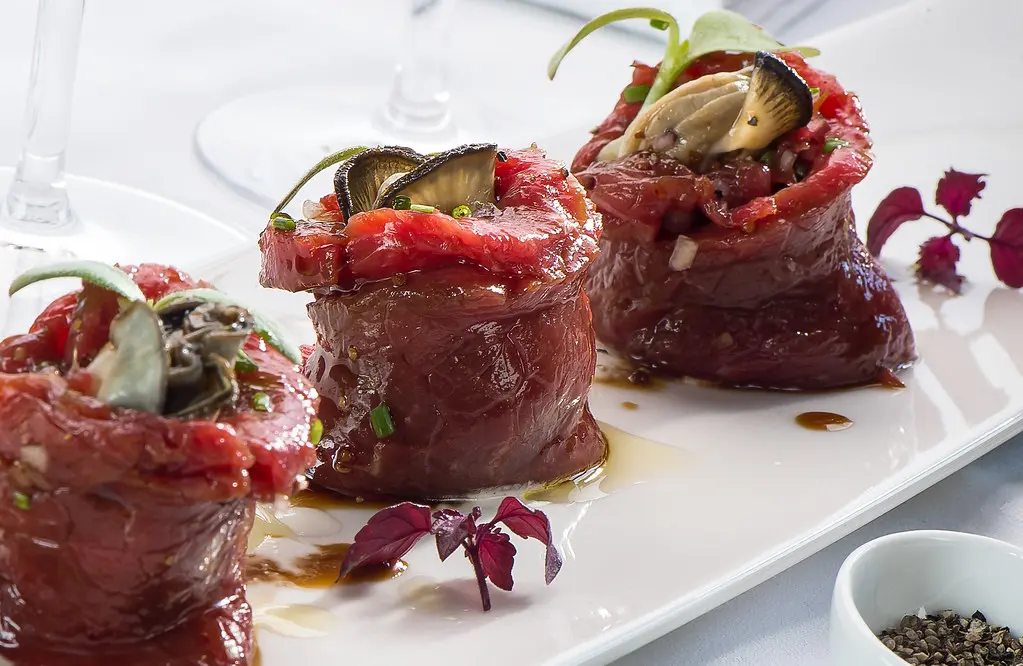 tartare de boeuf - huitre gilardeau pochée restaurant les étangs Manom