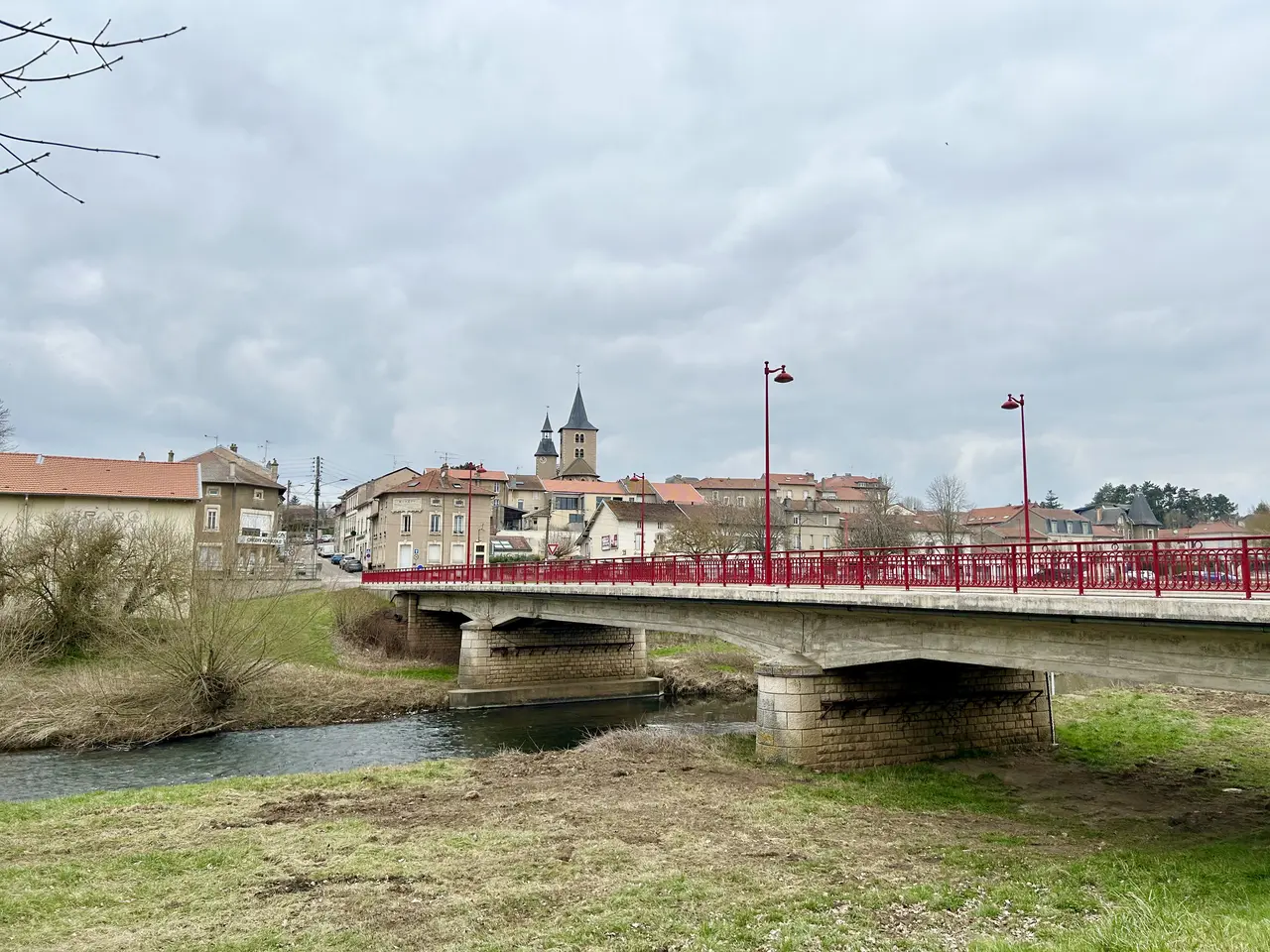 Nomeny - vue vers le centre bourg depuis la rive gauche de la Seille