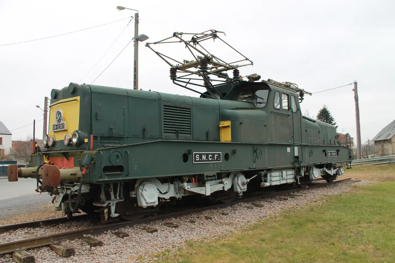 Locomotive BB-12000, à l'entrée de Nouvion-sur-Meuse.