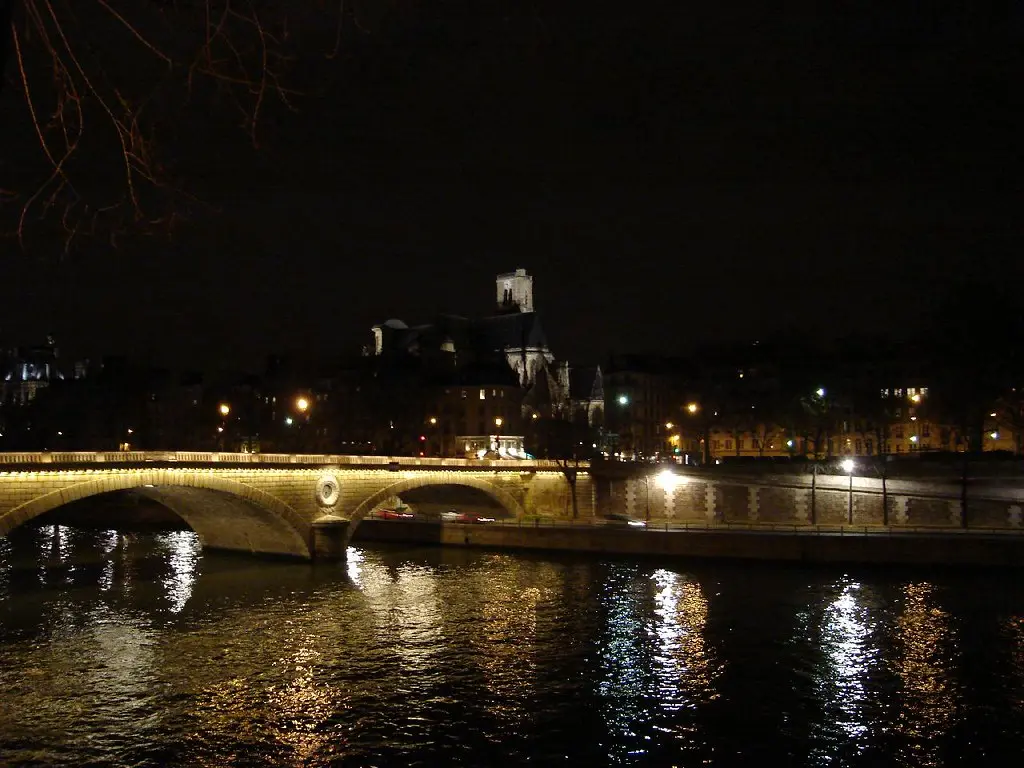 Pont sur seine - vieux quartier